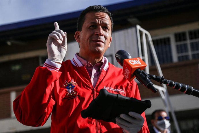 Bogotá, Mayo 22 de 2020. 1.000 estudiantes de Soacha reciben tabletas para facilitar su educación. En la foto: Juan Carlos Saldarriaga - Alcalde Soacha (Colprensa - Camila Díaz)