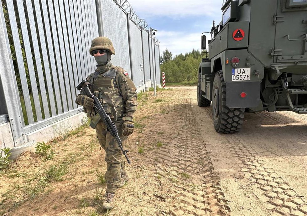 Archivo - Militar polaco en la frontera con Bielorrusia