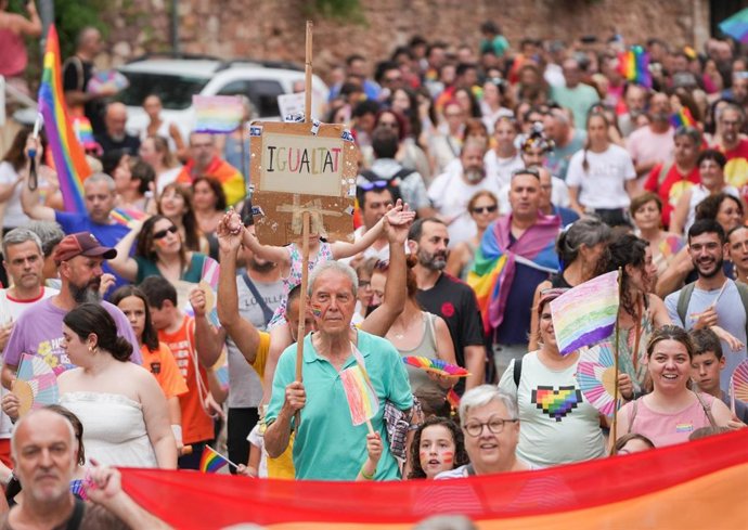 Manifestación del Orgullo en Náquera (Valencia) ante el veto del gobierno municipal --de Vox y PP-- a colgar banderas LGTBI