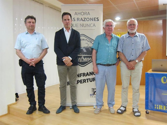Participantes en la charla-coloquio 'El ferrocarril del Canfranc, oportunidad para el transporte y la logística internacionales desde Aragón', con motivo del 30 aniversario de CREFCO.