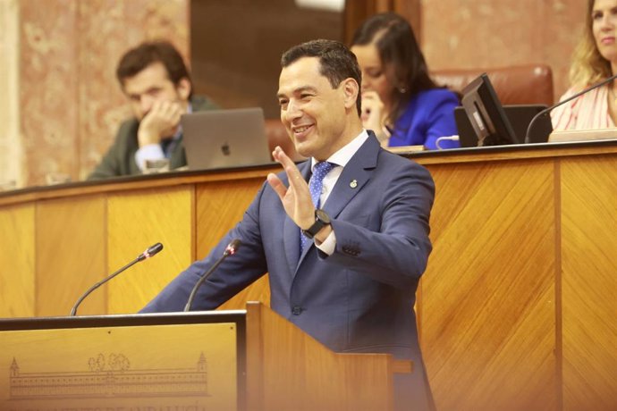 El presidente de la Junta de Andalucía, Juanma Moreno, responde a los grupos parlamentarios en el debate sobre la situación política de Andalucía, donde el presidente de la Junta de Andalucía, Juanma Moreno, ha comparecido en un debate para informar sob