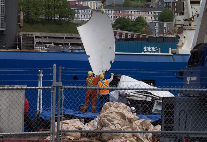 Operarios del puerto de Saint John (Canadá) descargan los restos del sumergible Titan