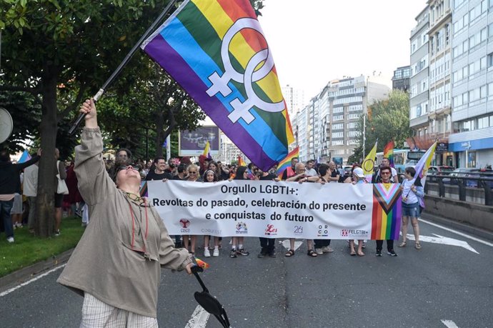 Varias personas sujetan una pancarta durante una manifestación por el Orgullo LGTBI+, a 28 de junio de 2023, en A Coruña, Galicia (España). Esta manifestación, cuyo lema es Revoltas do pasado, celebración do presente e conquistas de futuro, está organ