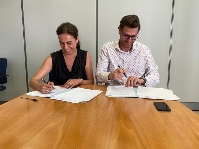 Idoia Ribas y Sebasti Sagreras, en el momento de firmar el acuerdo.