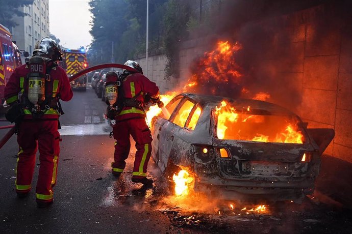 Un incendio de un coche durante las manifestaciones por la muerte de un joven en Francia