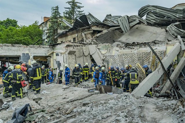 Un equipo de rescate ucraniano opera en un edificio destruido tras un ataque de misiles rusos contra la ciudad de Kramatorsk
