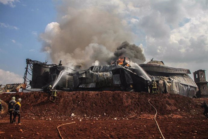 Archivo - Imagen de archivo de miembros de los 'cascos blancos' sirios apagando un incendio provocado por un bombardeo en Siria