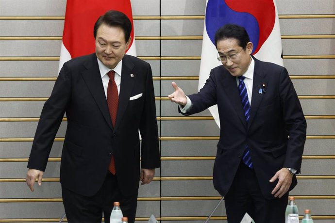 Archivo - El presidente de Corea del Sur, Yoon Suk Yeol, y el primer ministro de Japón, Fumio Kishida