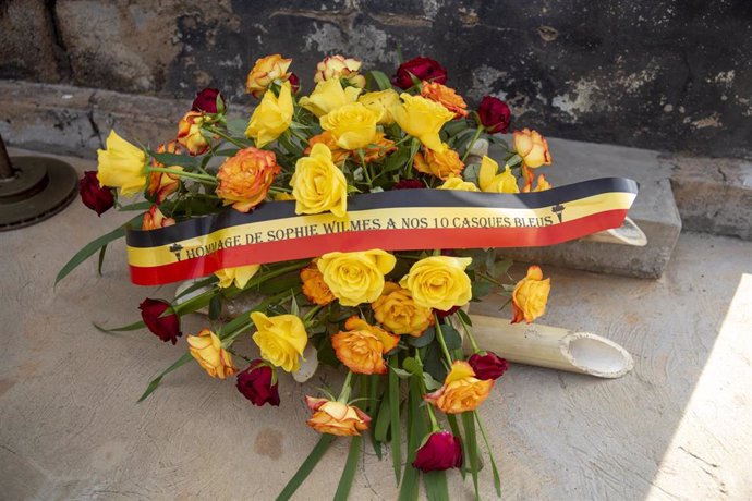 Archivo - Imagen de archivo de flores en el  Memorial del Genocidio en Kigali (Ruanda)