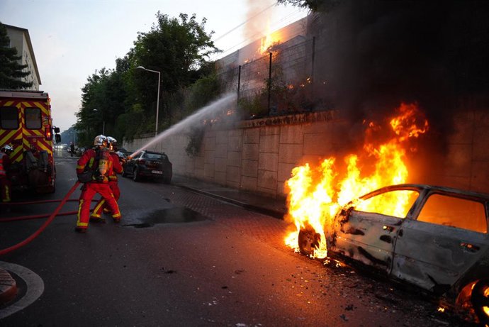 Bombers durant les protestes per la mort d'un jove per part de la Policia francesa