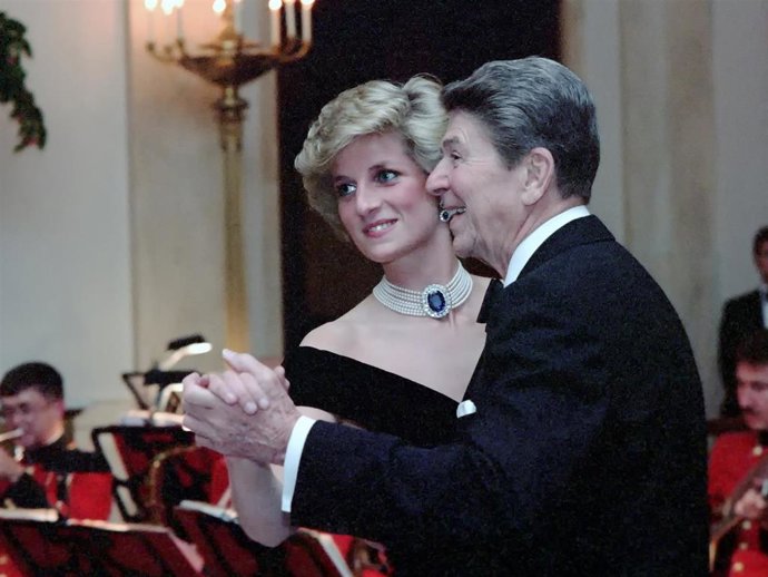 Archivo - LA PRINCESA DIANA DE GALES BAILA CON RONALD REAGAN EN IMAGEN DE ARCHIVO