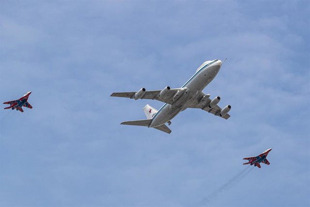 Archivo - Un Ilyushin IL-80 junto a dos aviones de combate MiG-29 durante el desfile por el Día de la Victoria en 2022 en la capital de Rusia, Moscú