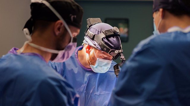El Dr. Soler practicando una cirugía de cadera