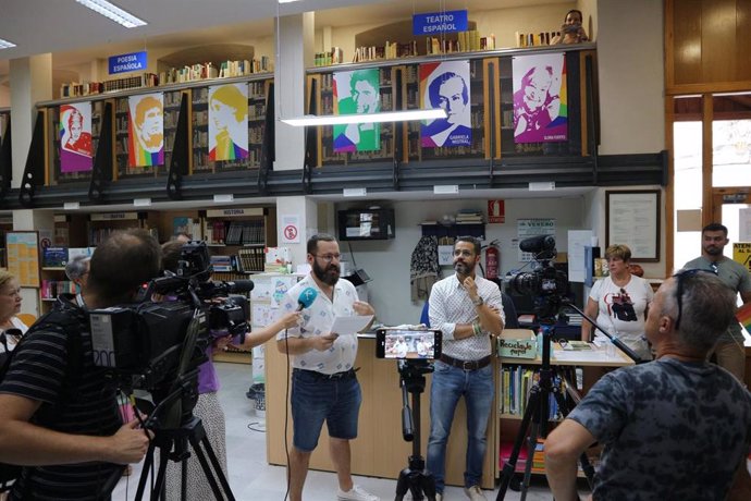 La biblioteca pública y municipal 'Manuel Pacheco' de Olivenza (Badajoz) cuenta desde este jueves con la primera LGBTeca de Extremadura.