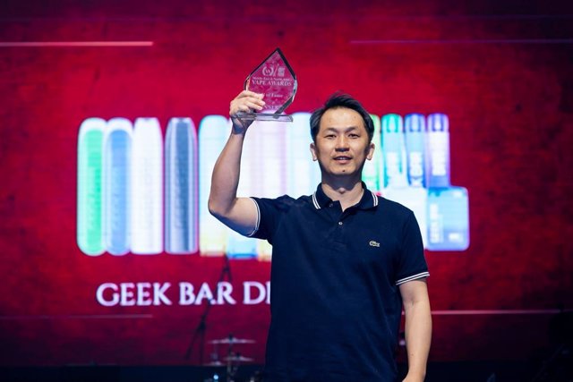 Disposable Vape brand GEEKBAR recognised as Industry Game Changer by winning distinguished Hall of Fame Award at MENA Vapouround Award 2023