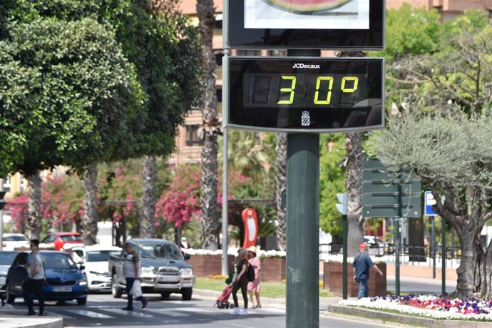 Archivo - Un cartel señala 30C de temperatura