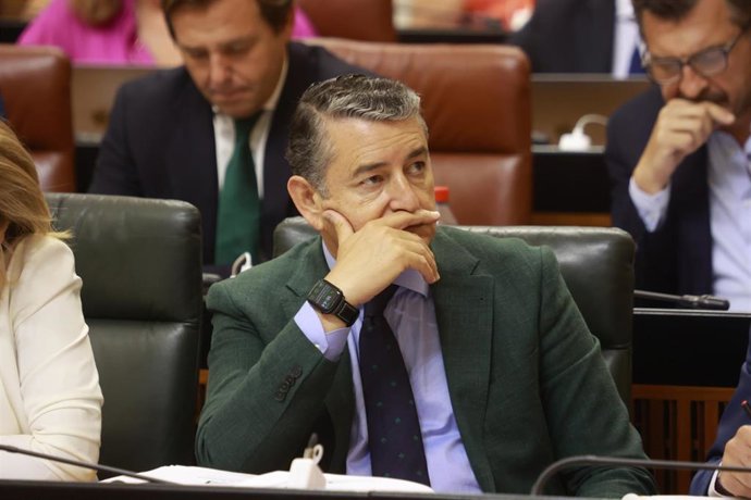 El consejero de la Presidencia, Interior, Diálogo Social y Simplificación Administrativa de la Junta de Andalucía, Antonio Sanz, atento a el debate sobre la situación política de Andalucía en el Pleno del Parlamento 