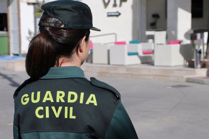 Archivo - Una agente de la Guardia Civil, de espaldas.