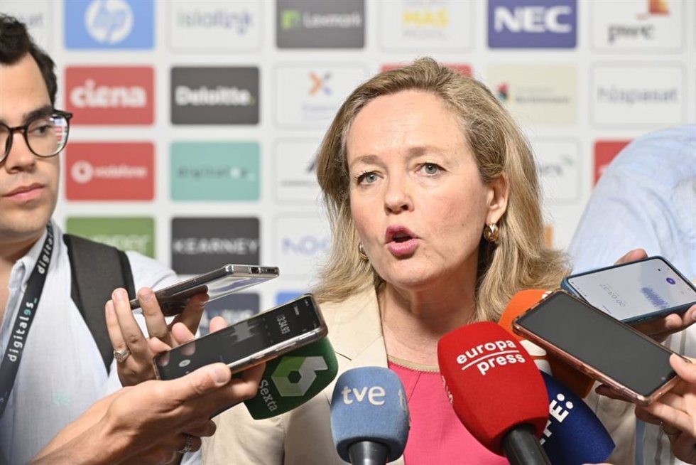 La vicepresidenta primera del Gobierno y ministra de Asuntos Económicos, Nadia Calviño, atiende a la prensa en 'DigitalES Summit 2023'