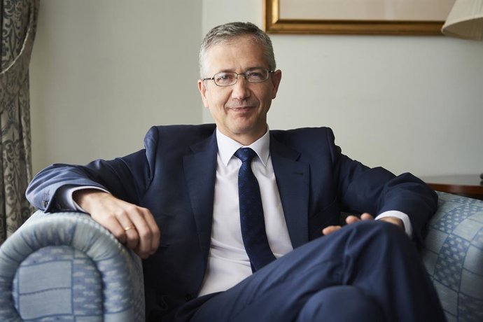 El Gobernador del Banco de España, Pablo Hernández de Cos, durante la segunda jornada del curso de la APIE de la Universidad Internacional Menéndez Pelayo (UIMP), en el Palacio de la Magdalena, a 23 de junio de 2023, en Santander, Cantabria (España). El