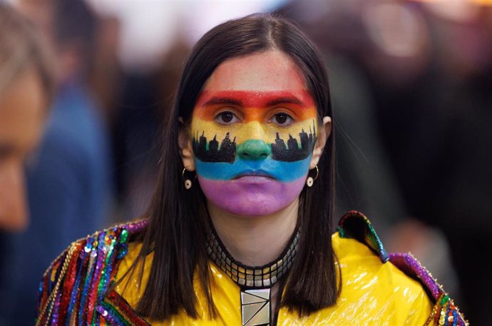 Archivo - Una chica con la cara pintada de la bandera LGTB en la segunda jornada de la Feria Internacional del Turismo, Fitur 2023, en IFEMA Madrid, a 19 de enero de 2023, en Madrid (España).