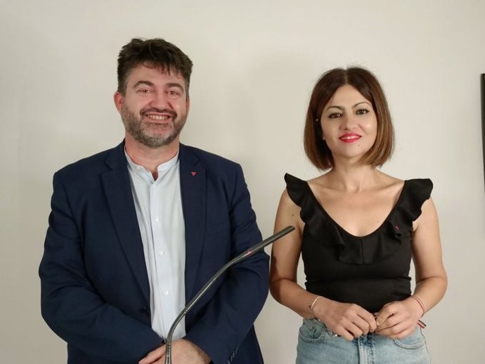 La portavoz federal de IU, Sira Rego, y el responsable federal de Programa Electoral de la formación, Carlos Sánchez Mato, durante una rueda de prensa.