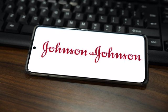 Archivo - February 23, 2023, China: In this photo illustration, a Johnson & Johnson logo is displayed on the screen of a smartphone.
