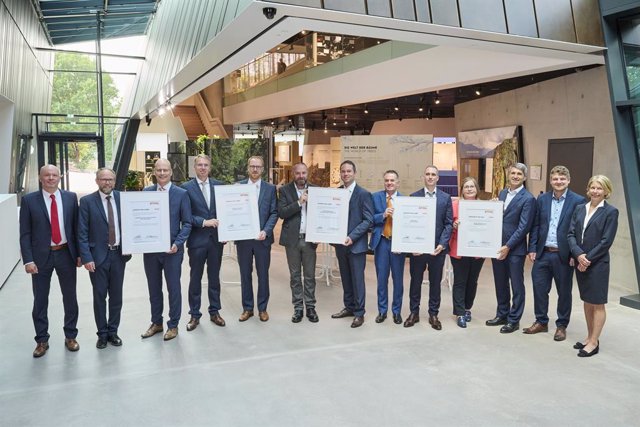 Anke Kleinschmit, STIHL Executive Board Member for Research and Development (right), and Marc Moser, Vice President Purchasing (left), with the suppliers of the year 2022.