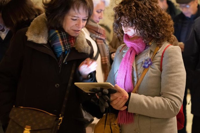 Archivo - Mujeres mirando una tablet 