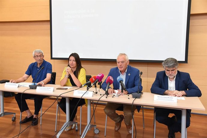 La consejera de Bienestar Social de C-LM, Bárbara García Torijano; el presidente de Unicef Comité Castilla-La Mancha, Joaquín Sánchez Garrido; y el secretario general de la FEMP en la región, Tomás Mañas.