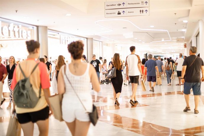Bahía Sur se convierte este verano en centro de referencia para las compras, el ocio, la música y la gastronomía.