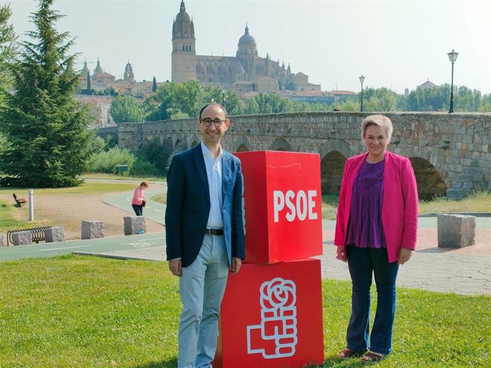 Las cabeza de lista al Congreso y al Senado por el PSOE de Salamanca, David Serrada y Elena Diego, este jueves.