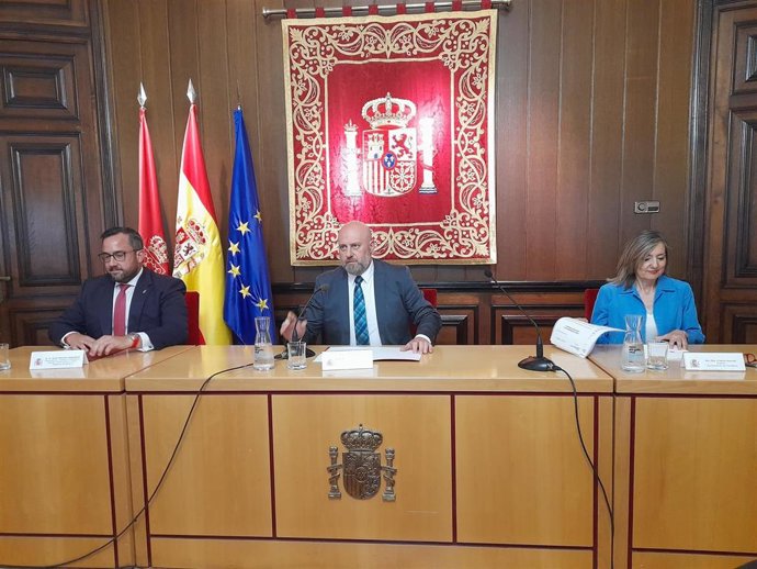 El delegado del Gobierno en Navarra, José Luis Arasti, el consejero Remírez y la alcaldesa Ibarrola, en la rueda de prensa sobre el dispositivo de seguridad de los Sanfermines 2023