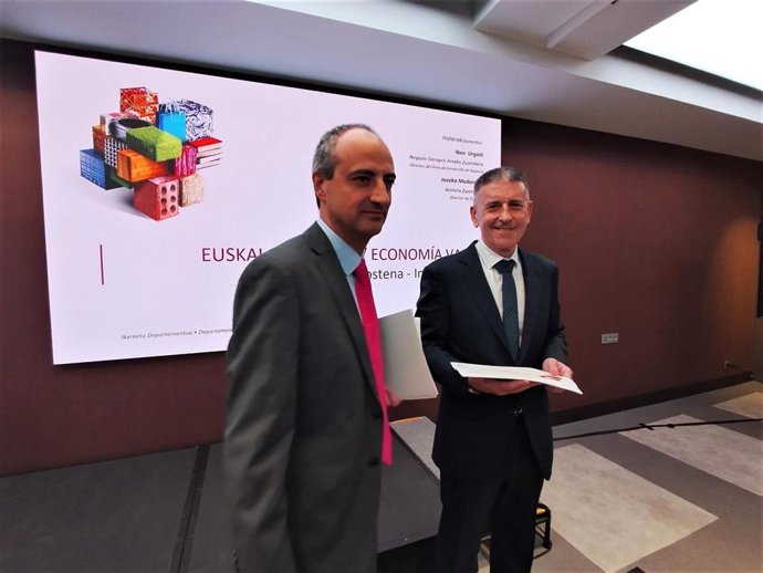 El director de Desarrollo de Negocio de Laboral Kutxa, Ibon Urgoiti, y el director del Departamento de Estudios de la entidad, Joseba Madariaga.