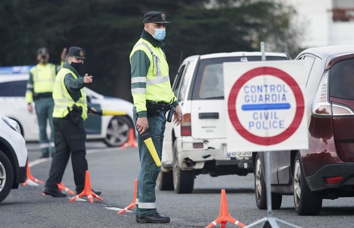 Archivo - Agentes de la Guardia Civil durante un control.