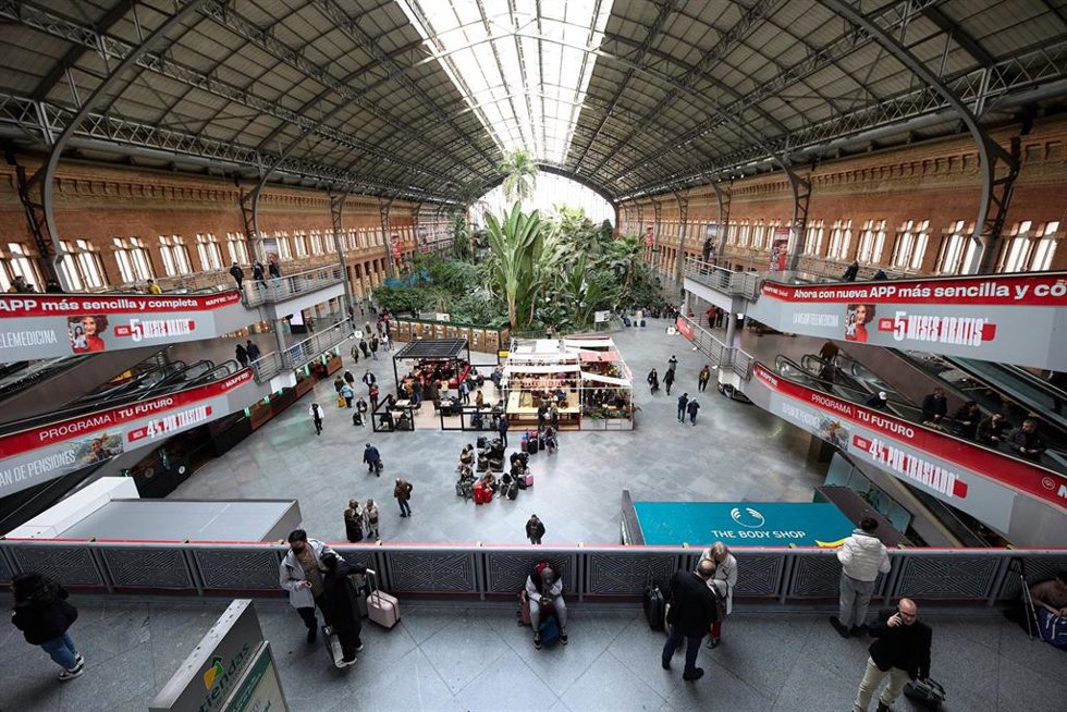 Archivo - Varias personas en la estación Puerta de Atocha-Almudena Grande