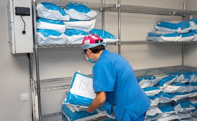 Archivo - Enfermera de Son Espases haciendo inventario.