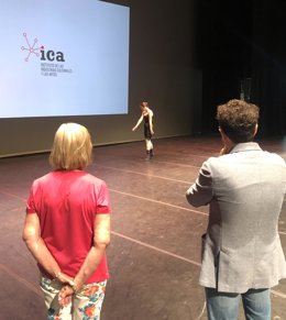 Director general Instituto de las Industrias Culturales y las Artes, Manuel Cebrián, y la presidenta de la Asociación de Amigos de la Danza de Murcia, Margarita Muñoz Zielinski, observan a una de las bailarinas que participa en el Premio Tiempo de Danza