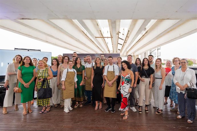 La Viceconsejera de Turiemos, Graciela Blanco, con cocineros asturianos y periodistas, comunicadores y agentes de viajes andaluces, celebrado en la Escuela Superior de Hostelería de Sevilla.