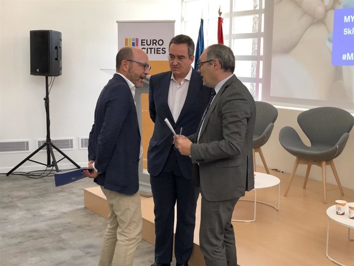 El delegado de Políticas Sociales, Familia e Igualdad del Ayuntamiento de Madrid, José Fernández (izquierda) durante la clausura del Seminario.