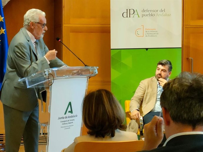 Jesús Maeztu interviene en las jornadas organizadas en la Alhambra, en presencia de su arquitecto conservador, Antonio Peral