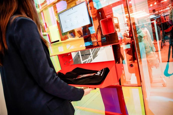 Archivo - Una mujer realiza una devolución en una tienda