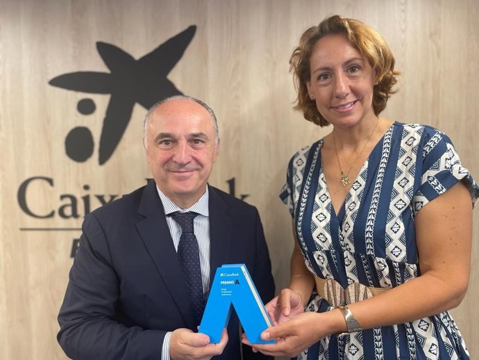 El director territorial de CaixaBank en Andalucía, Juan Ignacio Zafra, y la ganadora territorial del 'Premio a Mujer Profesional Autónoma de CaixaBank en Andalucía', Maria Rosa Alcántara.