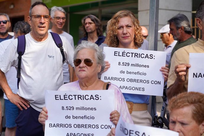 La portavoz municipal de la confluencia Podemos-IU, Susana Hornillo en la concentración frente a la oficina de Endesa, a 29 de junio de 2023 en Sevilla, (Andalucía, España).  