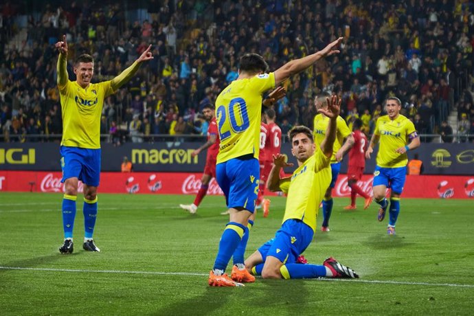 Archivo - El delantero Rubén Sobrino celebra un gol con el Cádiz 