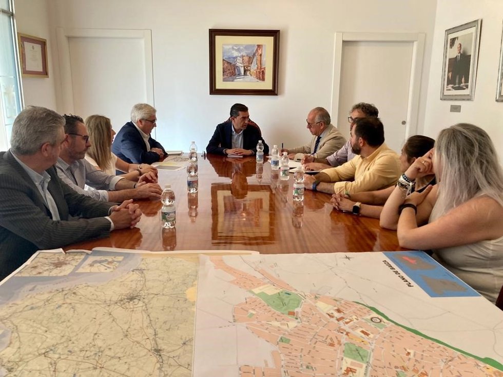 Reunión de trabajo en el Ayuntamiento de Baeza.