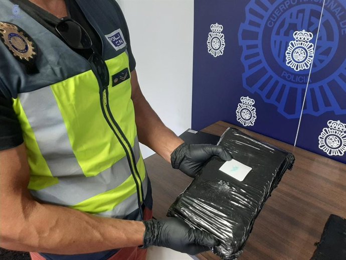 Uno de los paquetes de cocaína intervenidos al conductor de la furgoneta de reparto detenido.