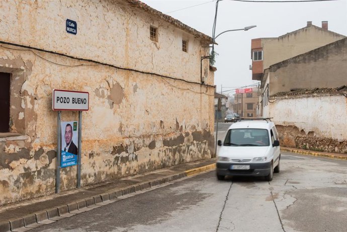 Archivo - Un coche pasa por la calle Murcia, a 28 de mayo de 2023, en Pozo Cañada, Albacete, Castilla-La Mancha (España). Hoy, 28M, se celebran elecciones municipales en un total de 8.131 ayuntamientos y elecciones autonómicas en 12 comunidades autónoma