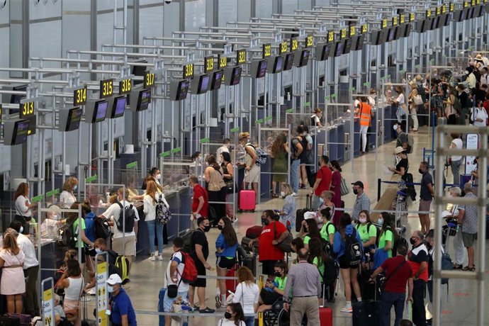 Archivo - Salida de turistas en el aeropuerto de Málaga en una imagen de archivo  