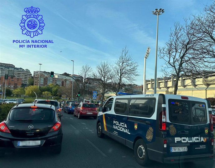 Coches de la Policía Nacional en Santander.